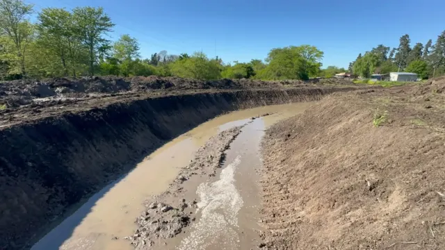 CONTINÚAN LOS TRABAJOS DE PREVENCIÓN EN EL CANAL PLUVIAL TRONCAL SUR
